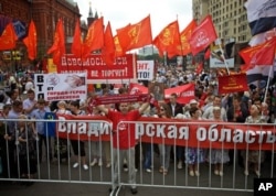 Para pendukung partai komunis Rusia meneriakkan slogan anti kebijakan pemerintah untuk bergabung dalam Organisasi Perdagangan Dunia (WTO) di Lapangan Merah, Moskow (Foto: dok).