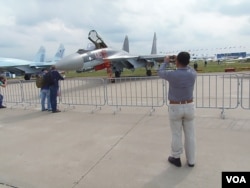 不久前莫斯科航展上展出的苏-35战机 (美国之音白桦拍摄)