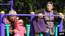 中国的一胎化政策导致社会迅速老龄化，衍生出一系列经济和社会问题。