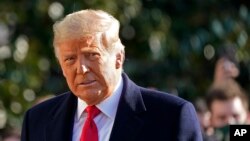 特朗普总统1月12日在白宫南草坪准备登上总统专机（美联社）