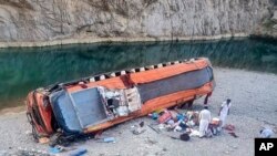 Ajali ya basi katika jimbo la Balochistan, Pakistan, Ijumaa. (AP Photo/Younis Baloch)