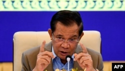 រូបឯកសារ៖ លោក​នាយករដ្ឋមន្ត្រី​ហ៊ុន សែន អំឡុង​សន្និសីទកាសែត​នៅ​វិមានសន្តិភាព​ក្នុងរាជធានីភ្នំពេញ​កាលពីថ្ងៃទី​១៧ ខែកញ្ញា ឆ្នាំ២០២១។ (Photo by TANG CHHIN Sothy / POOL / AFP)