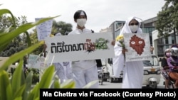 ក្រុម​យុវជនបរិស្ថាន​ប្រមាណ​២០​នាក់​ ​បាន​ធ្វើ​ពិធី​ដង្ហែ​​«សព​ព្រៃឈើ» តាម​ដងផ្លូវ​​ទៅ​កាន់​ក្រសួង​បរិស្ថាន​នៅ​រាជ​ធានី​ភ្នំពេញ កាល​ពី​ថ្ងៃ​ព្រហស្បតិ៍​ទី២៩ ខែ​​កញ្ញា ឆ្នាំ ២០២២ ដោយ​ស្នើ​បញ្ឈប់​​ការ​រឹត​ត្បិត​សិទ្ធិ​អ្នក​ការពារ​ព្រៃឈើ។ (Courtesy of Ma Chettra via Facebook)