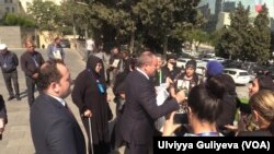 Milli Məclisin vitse-spikeri Adil Əliyev Milli Məclis önündə etiraz edən həlak olmuş hərbçilərin valideynlərinin qarşısına çıxıb.