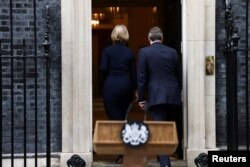 Britanska premijerka Liz Truss sa svojim suprugom ulazi u rezidenciju u Downing Streetu u Londonu, 20. oktobra 2022.