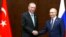블라디미르 푸틴(오른쪽) 러시아 대통령과 레제프 타이이프 에르도안 터키 대통령이 지난해 10월, 카자흐스탄에서 열린 아시아신뢰구축정상회의(CICA)에서 악수하고 있다. (자료사진)