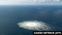 丹麦军方发布照片显示，丹麦波罗的海博恩霍尔姆岛海域的北溪二号管道天然气出现泄露。（2022年9月27日）