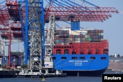 资料照：中国中远集团的集装箱船在德国汉堡港卸载。（2018年7月27日）