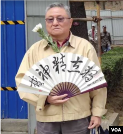 清华大学校友、《进出中组部》作者阎淮 （美国之音叶兵拍摄）