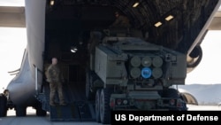 美军空军的波音C-17“环球霸王III”运输机正在装载运往乌克兰的‘海马斯’火箭炮系统。（2022年1月27日）