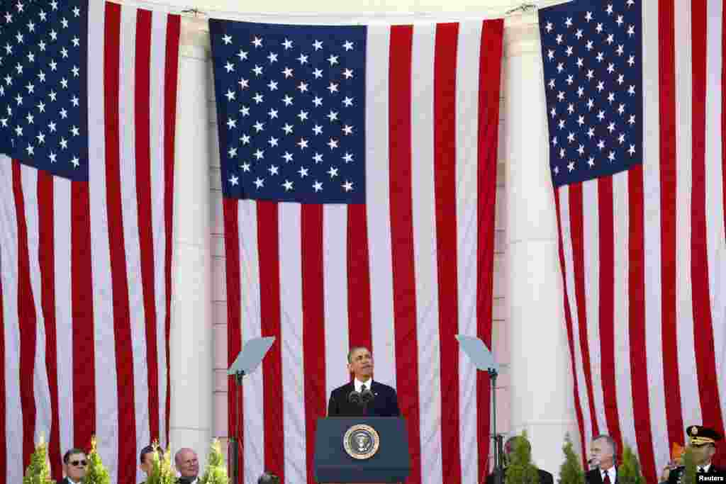 Presiden AS Barack Obama berpidato pada peringatan Hari Veteran di Taman Makam Pahlawan Arlington, di pinggiran kota Washington.