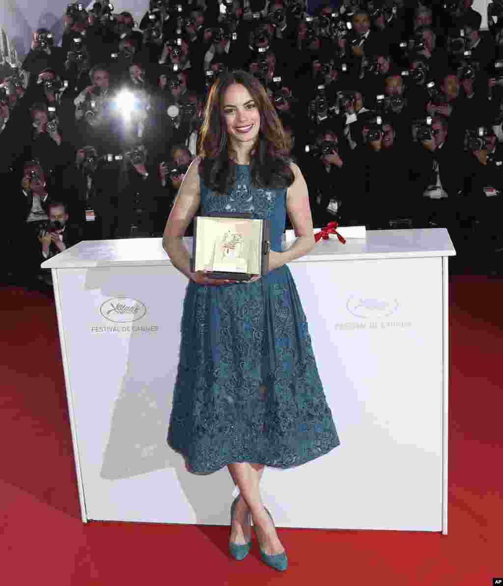 Aktris berdarah Perancis-Argentina Berenice Bejo berpose dengan penghargaan Aktris Terbaik yang didapatnya karena permainannya dalam film &quot;The Past&quot;.