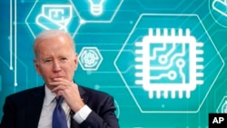 美国总统拜登在白宫出席鼓励国内制造并加强计算机芯片立法的活动。（2022年3月9日）