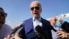 Prezidan Joe Biden pale ak manm lapres apre li debake nan Air Force One (avyon prezidansyel la) Mekredi 20 Jiye, 2022. 