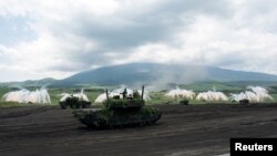 지난 5월 일본 도쿄 인근 고템바의 히가시 후지 훈련장에서 육상자위대 소속 탱크 부대가 실사격 훈련에 참가했다.
