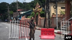 ရန်ကုန်မြို့ လယ်တနေရာမှာ လုံခြုံရေးယူနေသည့် စစ်သားတဦး (မှတ်တမ်းဓါတ်ပုံ) 