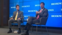 美国前国防部长马克·埃斯珀（Mark Esper）（右）7月14日出席布鲁金斯学会举办的座谈会。(记者薛小山拍摄）