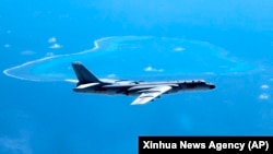 资料照：中国官媒新华社发布的照片显示中国空军轰-6K型轰炸机在南中国和上空飞行。（2016年8月20日）