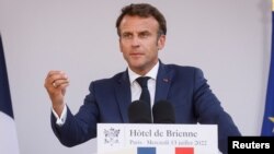 Prezidan Franse Emmanuel Macron pwononse yon diskou lavey fet Bastille la nan rezidans Minis Defans la nan Paris, 13 Jiye, 2022. 