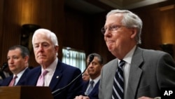 德克萨斯州参议员克鲁兹(左)，德克萨斯州联邦参议员约翰·科恩，和参议员多数党领导人麦康奈尔在参议员外交委员听证会上(资料照片)