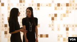 امیلی پرینس همراه با متصدی نمایشگاهش آسما نعیم در موزه ملی پرتره