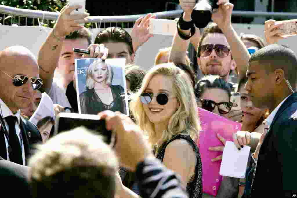 តារាសម្តែង​ Jennifer Lawrence បាន​មកដល់​ក្នុង​សន្និសីទ​កាសែត​សម្រាប់​ខ្សែភាពយន្ត​ &laquo;អ្នក​ម្តាយ&raquo; នៅ​ក្នុង​ទិវា​ខ្សែភាពយន្ត​ Venice លើកទី៧៤ ប្រទេស​អ៊ីតាលី។