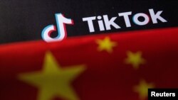 资料照片：Tiktok标志和中国国旗