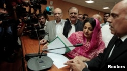 Mamnoon Hussain (tiga dari kanan), capres dari partai Liga Muslim Pakistan tersenyum setelah menyampaikan dokumen pencalonan resminya di Pengadilan Tinggi Islamabad (24/7). MA Pakistan mengubah tanggal Pemilu Presiden menjadi tanggal 30 JUli 2013.