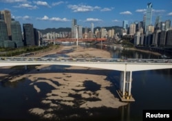 中国重庆段长江因干旱裸露的河床。（2022年8月18日）
