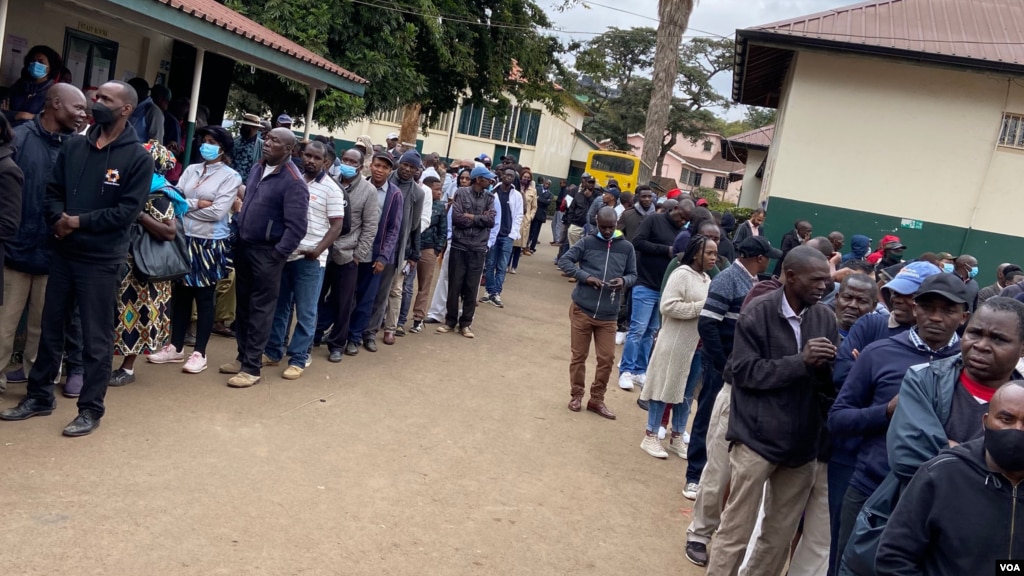 መራጮች፣ ድምፅ ለመስጠት ወረፋ እየተጠበባበቁ