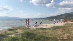 Жителите на Преспа и туристите гледаат како пред очи им се губи Преспанското Езерo