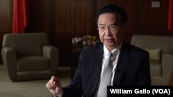 2022年8月12日，台湾外交部长吴钊燮在台北的台湾外交部接受美国之音专访 (美国之音/加洛)