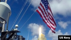 지난해 8월 필리핀해에서 '퍼시픽 뱅가드' 훈련에 참가한 미 해군 소속 알레이버크급 유도미사일 구축함 USS '배리'함(DDG 52)이 SM2 미사일을 발사하고 있다. (자료사진)