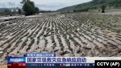 中国官媒CCTV的电视画面显示，青海省大通县的农作物被洪水过后的淤泥覆盖。（2022年8月18日）
