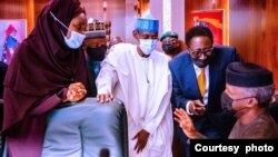 Ministoci da jami'an gwamnati, suna gaishe da Osinbajo a taron majalisar zartarwa (Facebook: Yemi Osibanjo)