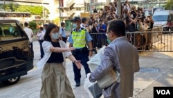 前屯门区议员朱顺雅迎接何俊仁离开高等法院 (美国之音/汤惠芸)