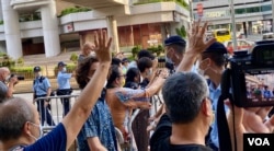 多名支持者8月22日傍晚在高等法院外迎接何俊仁，他的座驾离开法院时，支持者挥手道别 (美国之音/汤惠芸)