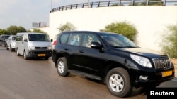 Konvoi kendaraan yang dilaporkan membawa sekitar 20 orang anggota dari Organisasi Pelarangan Senjata Kimia (OPCW), terlihat meninggalkan Bandara Internasional Beirut–Rafic Hariri (30/9), untuk meneruskan perjalanan ke Damaskus minggu ini.