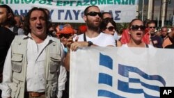 6일 그리스 의회의 긴축한 처리를 앞두고 그리스 노동계가 총파업에 돌입한 가운데, 시위에 참가한 지방정부 직원들.