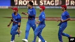 سرور بازیکنان تیم ملی کرکت افغانستان پس از آخرین بال بازی که به خارج شدن بازیکن تیم هند انجامید.