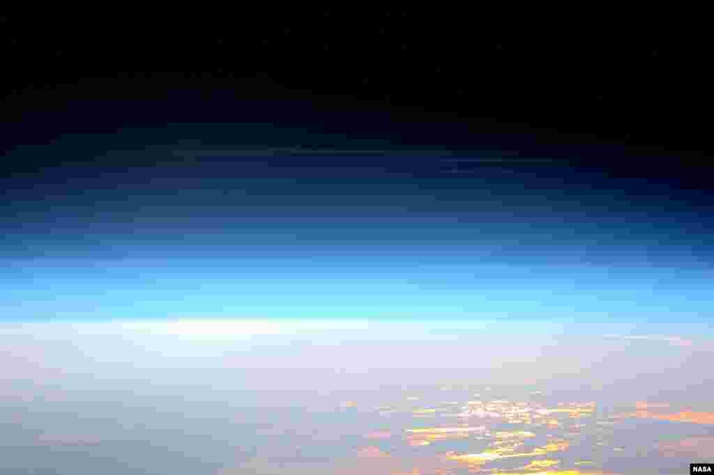 វិស្វករ​នៅ​ក្នុង​ជើង​ដំណើរ​ទៅ​កាន់​អវកាស Expedition 47 លោក Tim Peake នៃ​ទីភ្នាក់ងារ​អវកាស​អឺរ៉ុប​ បាន​ថត​រូប​ពពក​បញ្ចេញ​ពន្លឺ​ពេល​យប់​ដ៏​កម្រ​មួយ​ពី​ស្ថានីយអវកាស​អន្តរជាតិ​កាល​ពី​ថ្ងៃ​ទី២៩ ខែ​ឧសភា ឆ្នាំ​២០១៦។&nbsp;