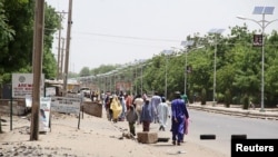 Des habitants de Maiduguri dans l'Etat de Borno, marchent le long d'un boulevard, Nigeria 4 aout 2015