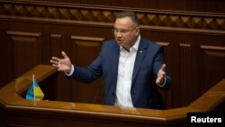 Presiden Polandia Andrzej Duda berbicara di depan parlemen Ukraina, hari Minggu (22/5). 