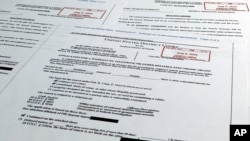 跟前特朗普在佛罗里达州棕榈滩的海湖庄园搜查令有关的文件摄影（2022年8月18日）
