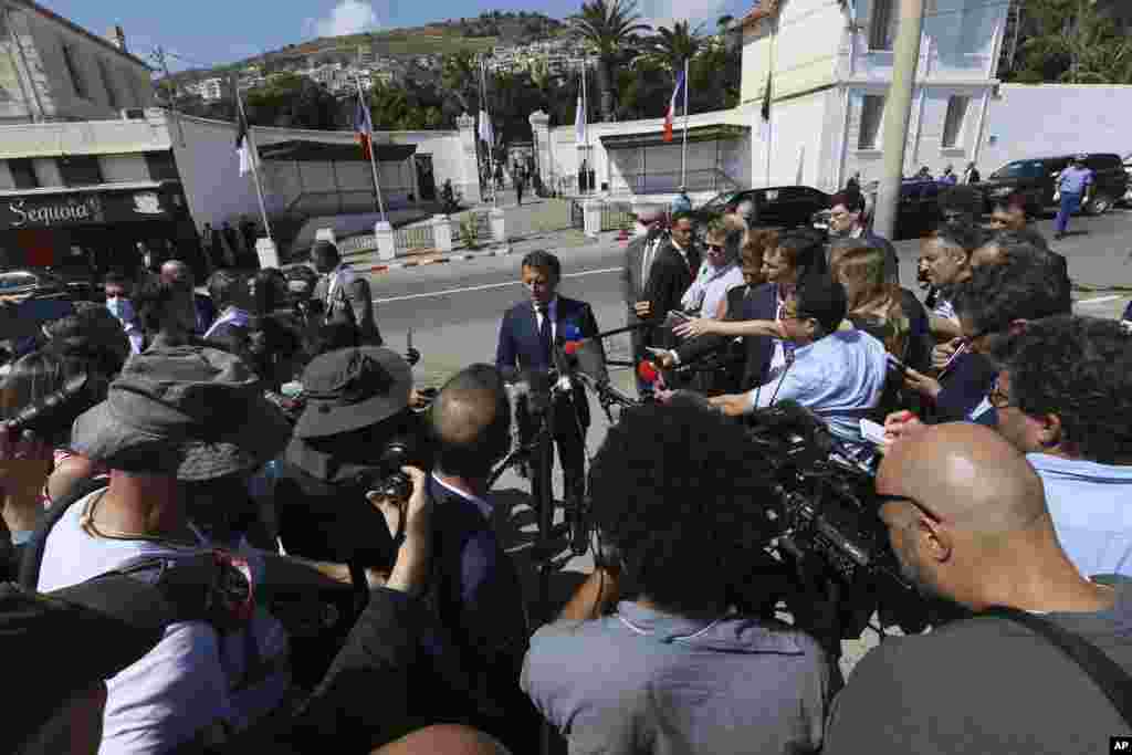 የፈረንሳዩ ፕሬዚዳንት አማኑኤል ማክሮን ለጋዜጠኞች ጥያቄ ምላሽ ሲሰጡ