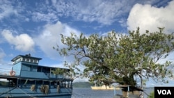 所罗门群岛图拉吉岛上被弃置在深水港的船只。（美国之音记者莉雅2022年8月9日拍摄）