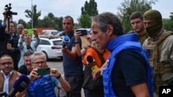 Генеральний директор Міжнародного агентства з атомної енергетики (МАГАТЕ) Рафаель Гроссі виступає перед ЗМІ під час поїздки в Україну. Запоріжжя, Україна, четвер, 1 вересня 2022 року.