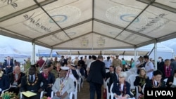 2022年8月8日，来自美国、日本、澳大利亚和新西兰的代表团与所罗门群岛政府官员在血腥岭国家和平公园参加瓜达尔卡纳尔战役80周年的纪念活动。（美国之音莉雅拍摄）