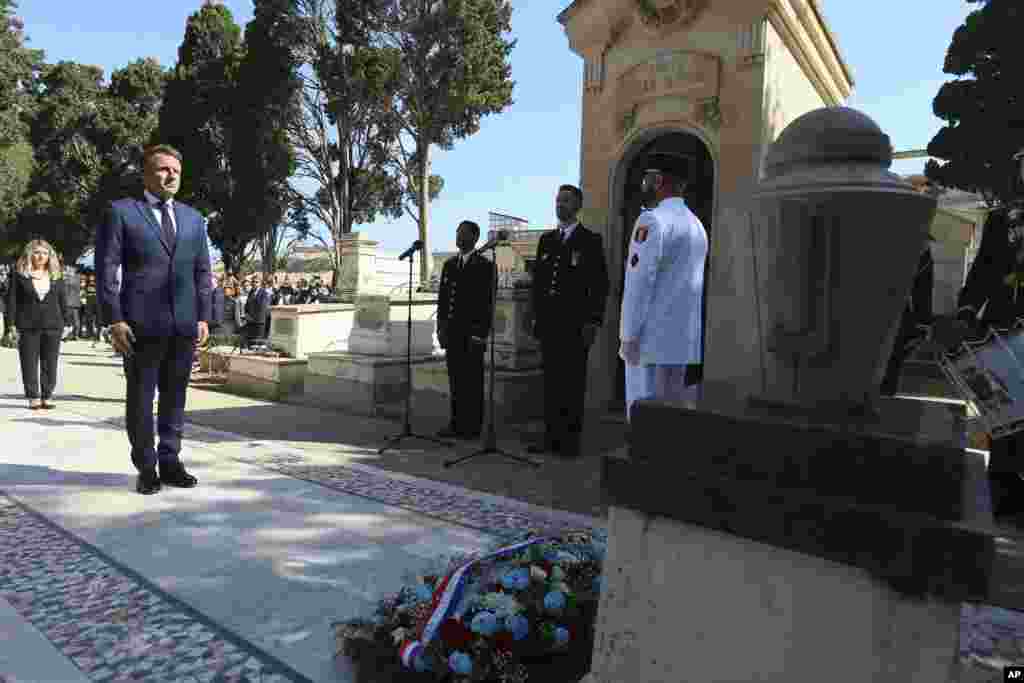 ማክሮንና የአልጄሪያው ፕሬዚዳንት አብደልማጂድ ታቡን በጦርነቱ ወቅት ህይወታቸውን ያጡ ወታደሮች መታሰቢያን ጎብኝተዋል።