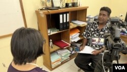 所罗门群岛中部省省长加莱古在位于图拉吉岛的办公室接受美国之音中文部记者莉雅的专访。（美国之音记者久岛2022年8月9日拍摄）